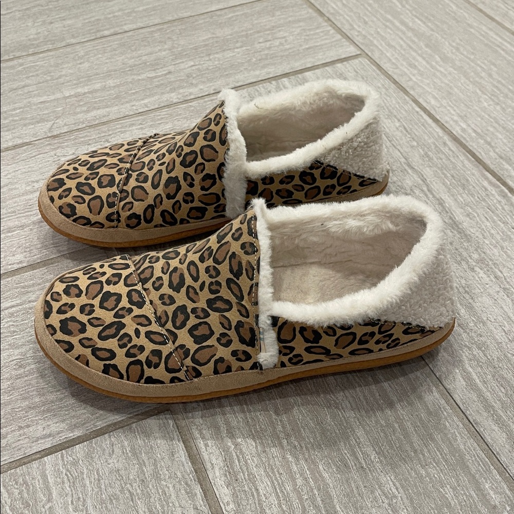 Toms Leopard Print Faux Fur Lined Slip-On Slippers - Picture 2 of 4